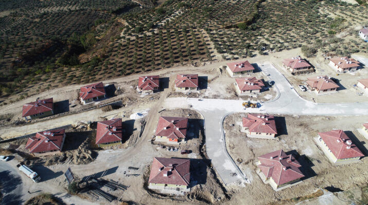 KÖY EVLERİNDE HIZLI ÇALIŞMA SÜRÜYOR!