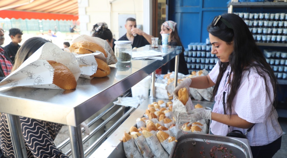 VATANDAŞLARA VE ÖĞRENCİLERE TANTUNİ İKRAMI